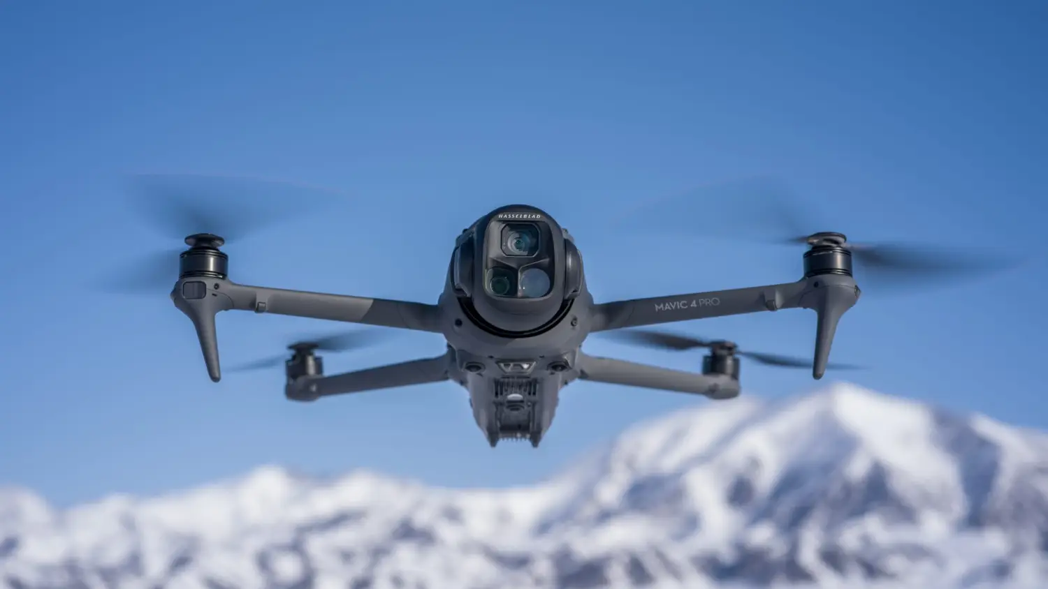 Dron DJI Mavic 4 Pro en operación